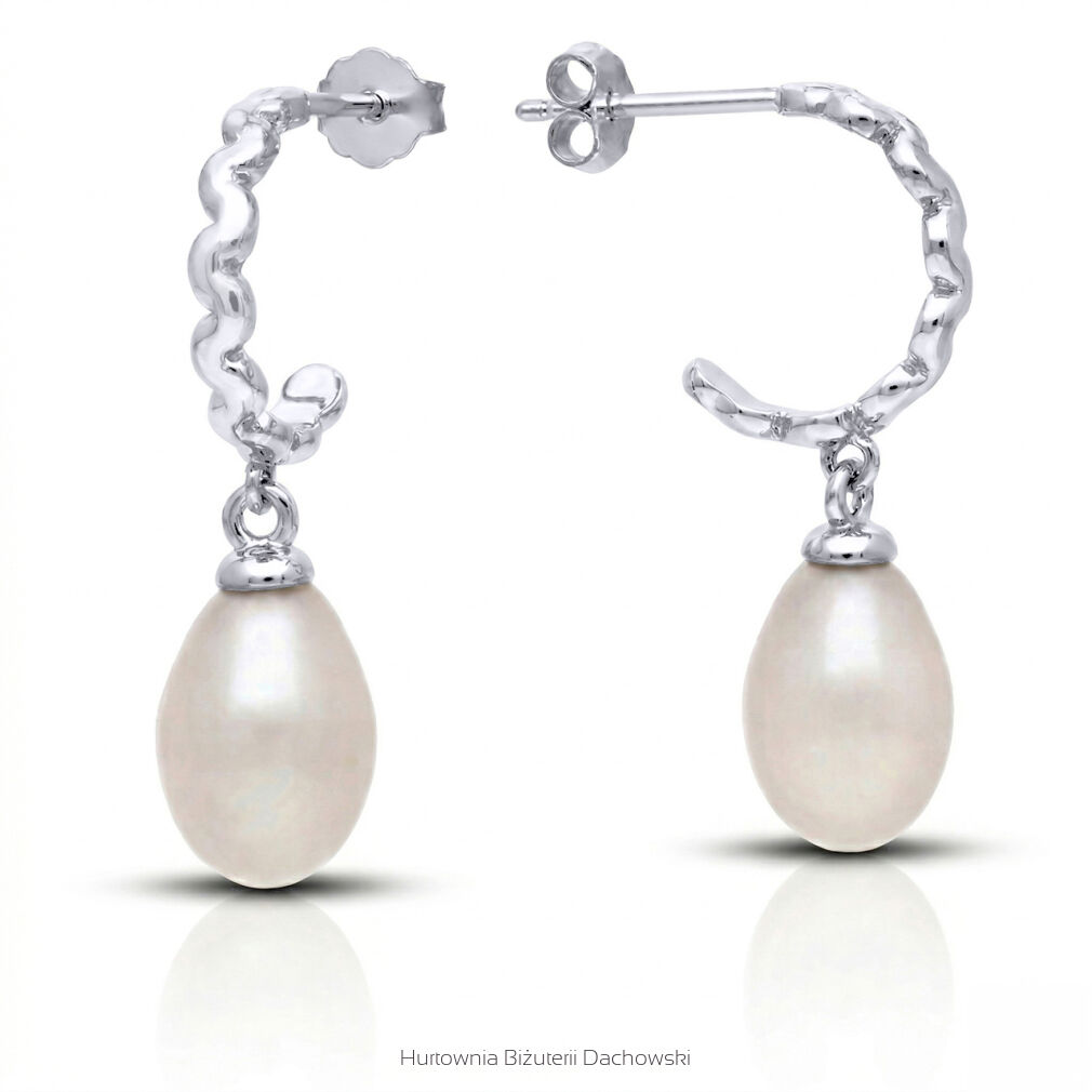 Pofalowane kolczyki srebrne na sztyfcie z perłą